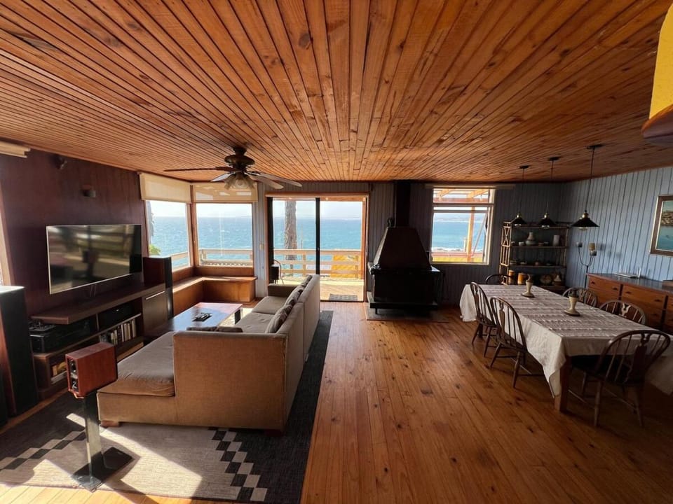 Communal lounge/ TV room, Natural landscape, TV and multimedia, View (from property/room), Balcony/Terrace, Living room, Dining area, Sea view
