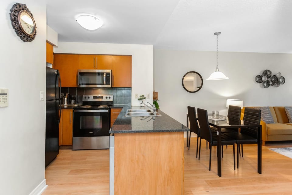 High-Rise Skyline Suite Sleeps 5 Steps to SQ1 Apartment in Mississauga