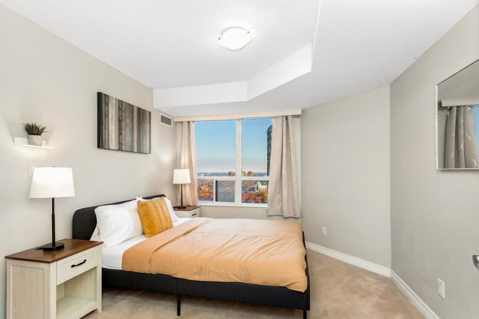 High-Rise Skyline Suite Sleeps 5 Steps to SQ1 Apartment in Mississauga