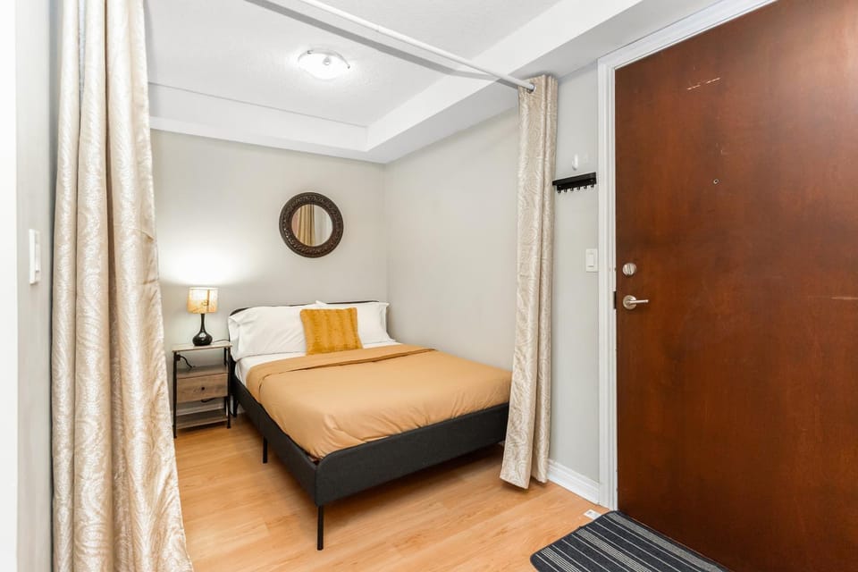 High-Rise Skyline Suite Sleeps 5 Steps to SQ1 Apartment in Mississauga