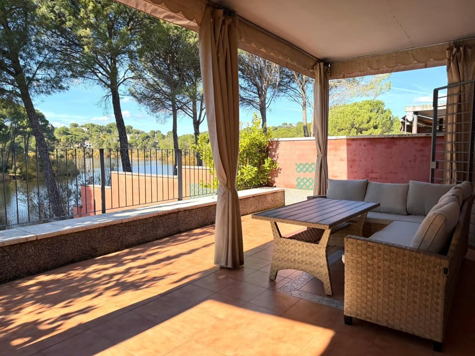 View (from property/room), Balcony/Terrace, Lake view