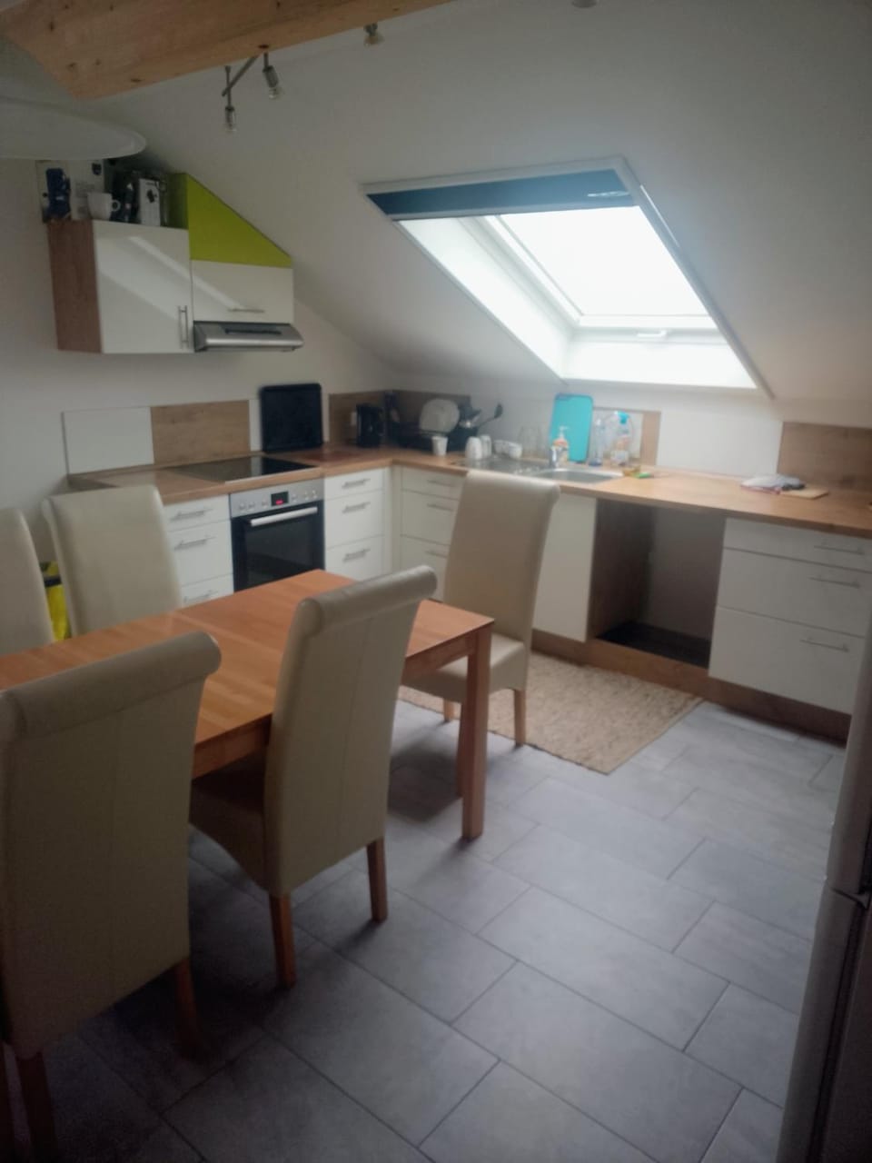 Kitchen or kitchenette, Dining area
