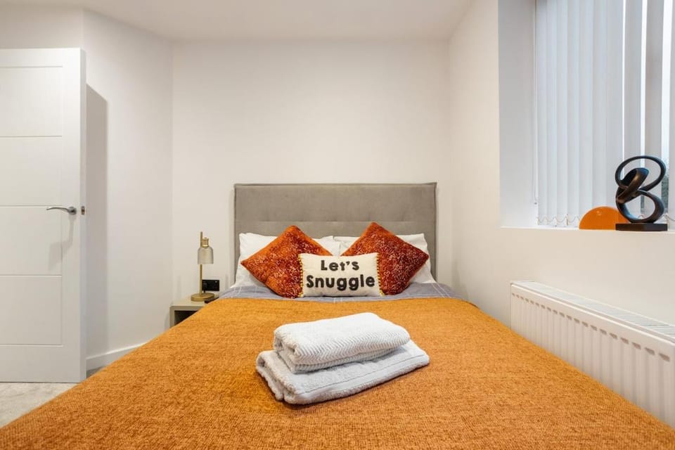 Modern 2BR Fast WiFi Free Parking Apartment in London