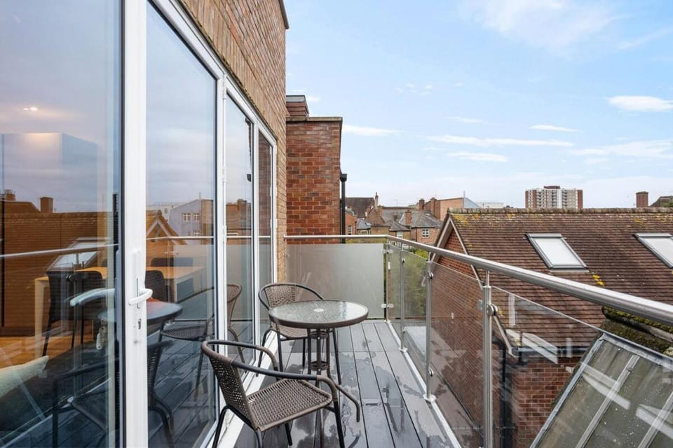 Modern 2BR Fast WiFi Free Parking Apartment in London