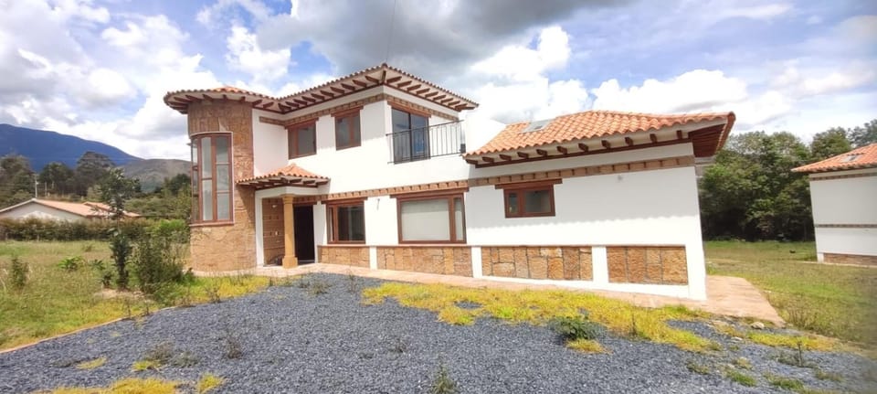 Property building, Off site, Day, Natural landscape, Garden, Mountain view