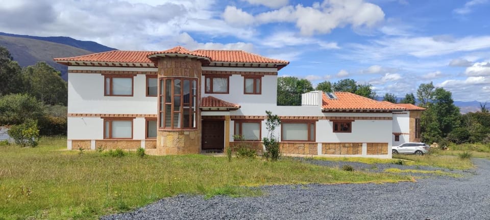 Property building, Off site, Day, Natural landscape, Mountain view, Parking