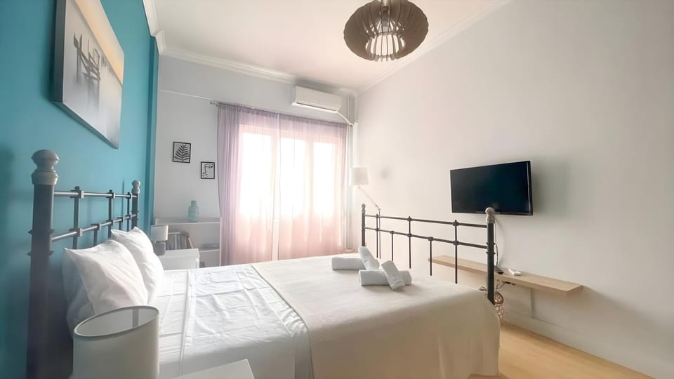 Bed, TV and multimedia, Bedroom, towels, air conditioner