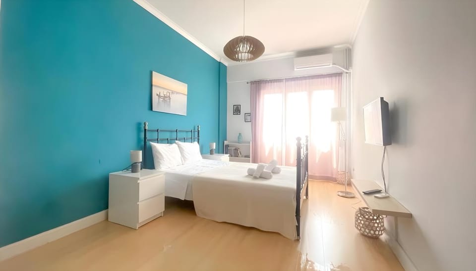 Bed, TV and multimedia, Bedroom