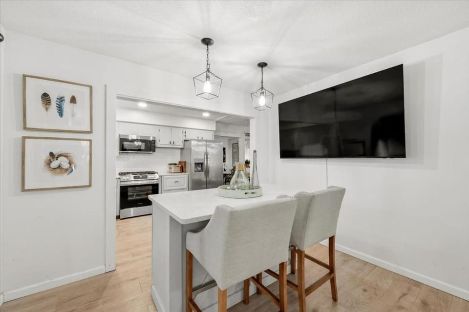 Spacious Backyard • Alfresco Dining • Pet Friendly House in Savannah