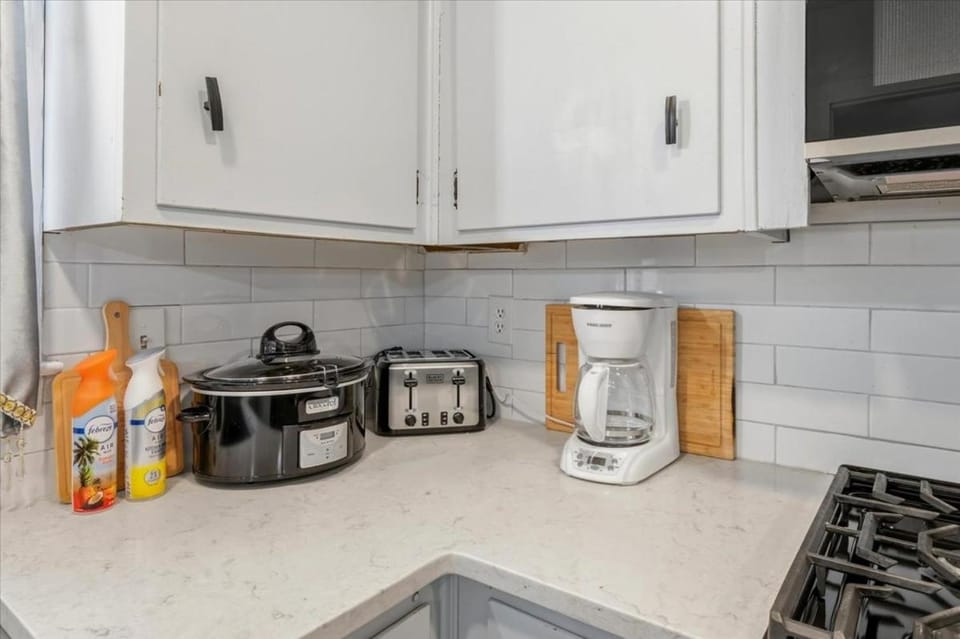 Spacious Backyard • Alfresco Dining • Pet Friendly House in Savannah