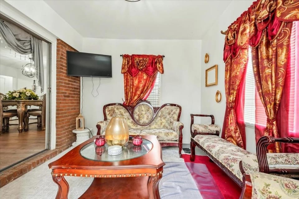 Spacious Backyard • Alfresco Dining • Pet Friendly House in Savannah