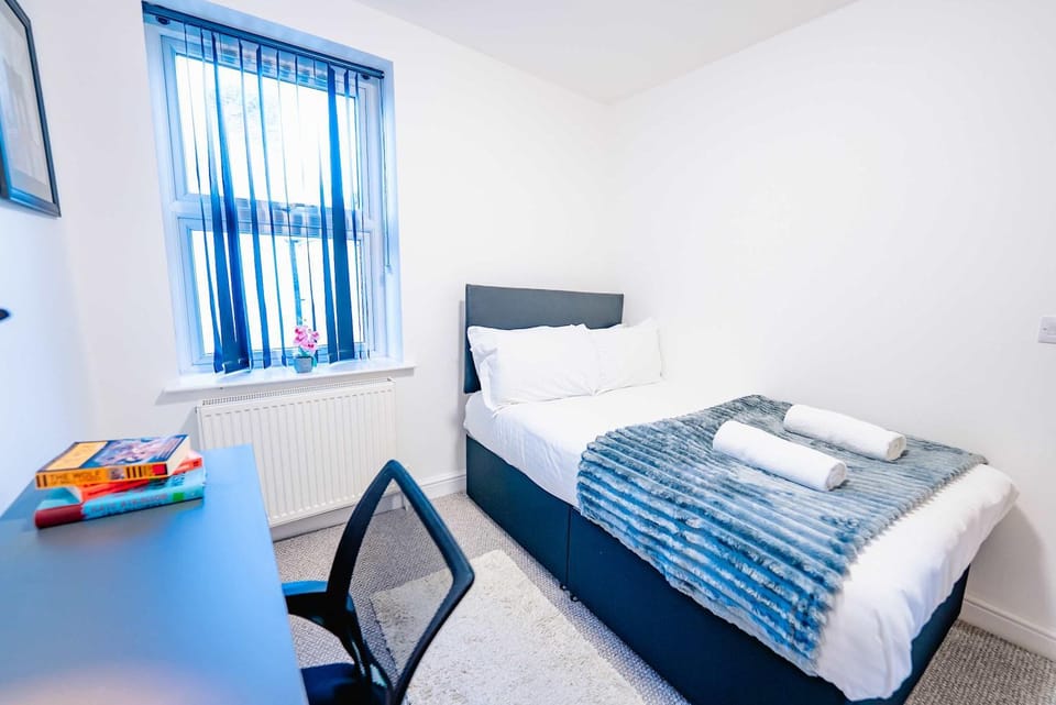 Bed, Photo of the whole room, Seating area, Bedroom, hair dresser, towels