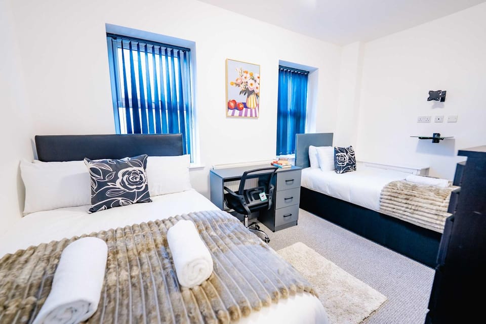 Bed, Living room, Photo of the whole room, Seating area, Bedroom, towels