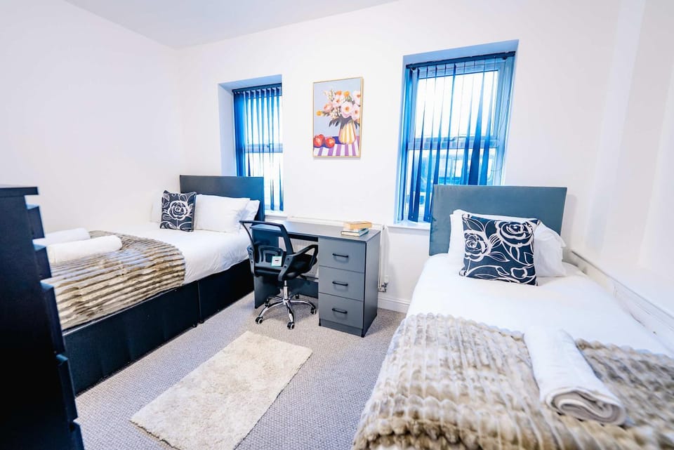 Bed, Living room, Photo of the whole room, Seating area, Bedroom, hair dresser