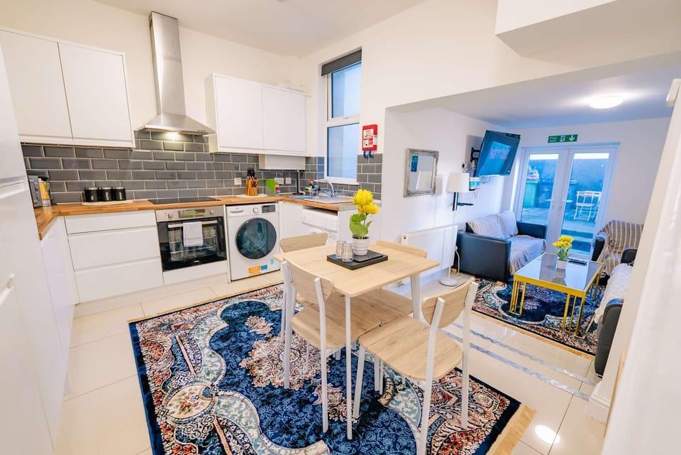 Kitchen or kitchenette, Living room, Seating area, Dining area, dishwasher, oven, stove, toaster, washing machine