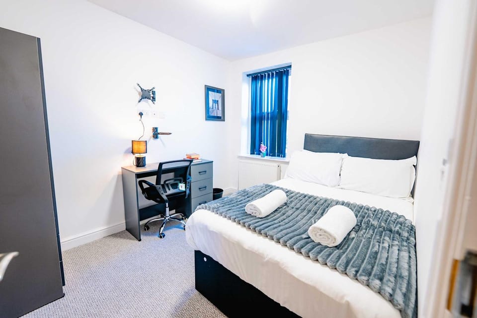 Bed, TV and multimedia, Photo of the whole room, Bedroom, hair dresser