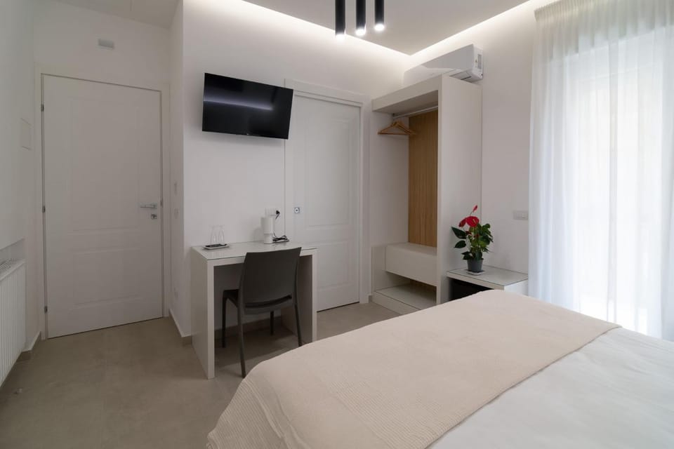 Bed, TV and multimedia, Photo of the whole room, Bedroom, air conditioner