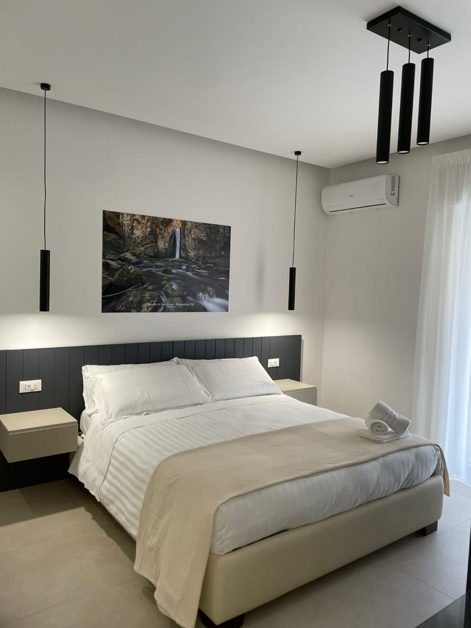 Bed, TV and multimedia, Photo of the whole room, Bedroom, air conditioner