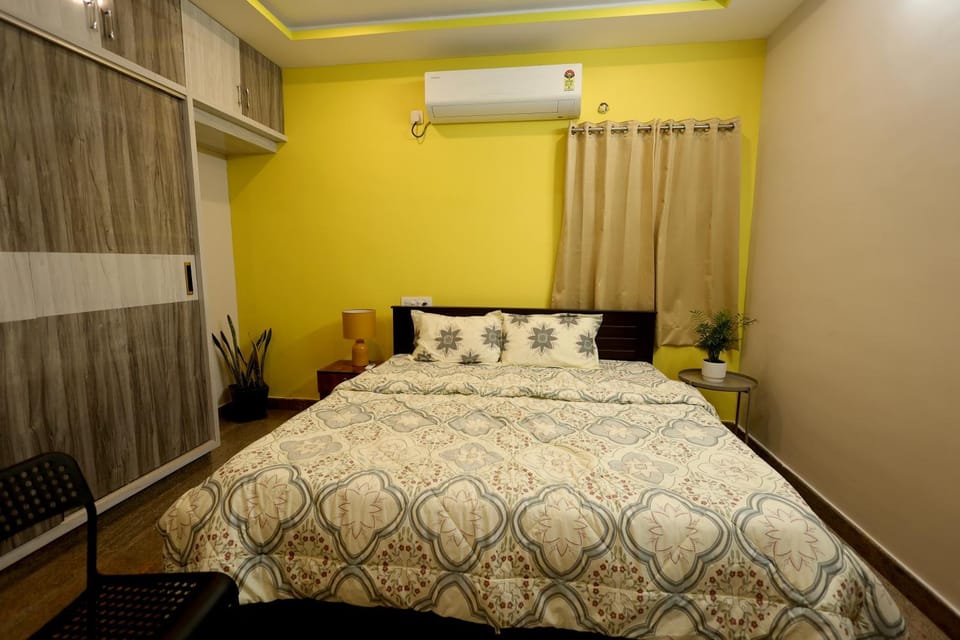 Photo of the whole room, Bedroom, air conditioner
