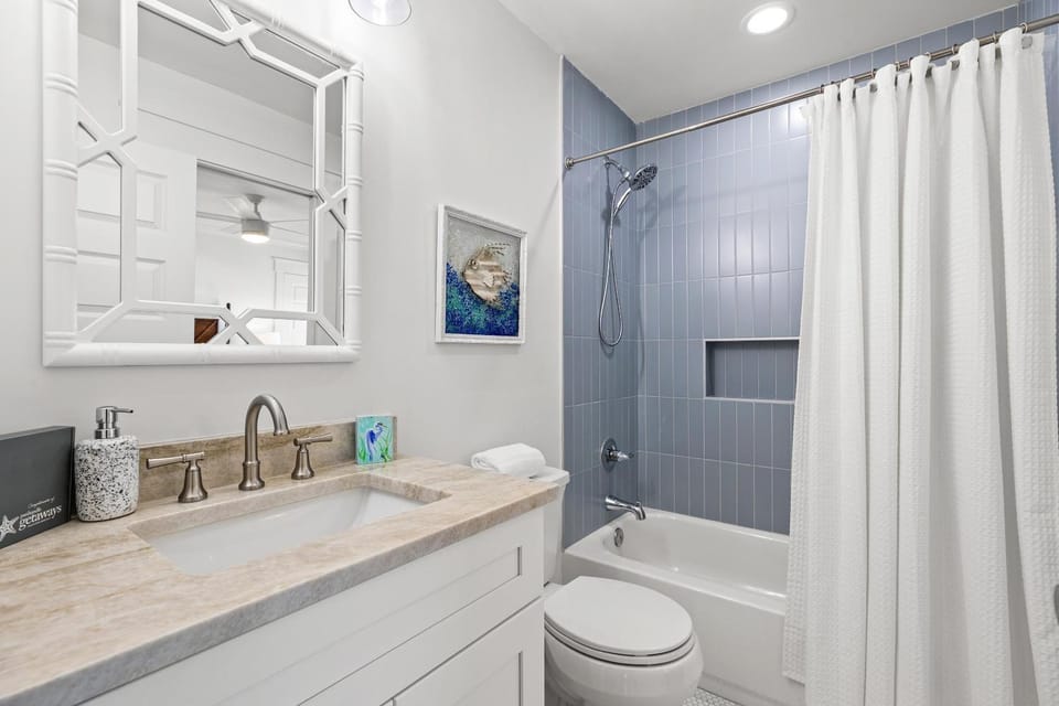 Shower, Toilet, Bathroom, Decorative detail, Bath, towels