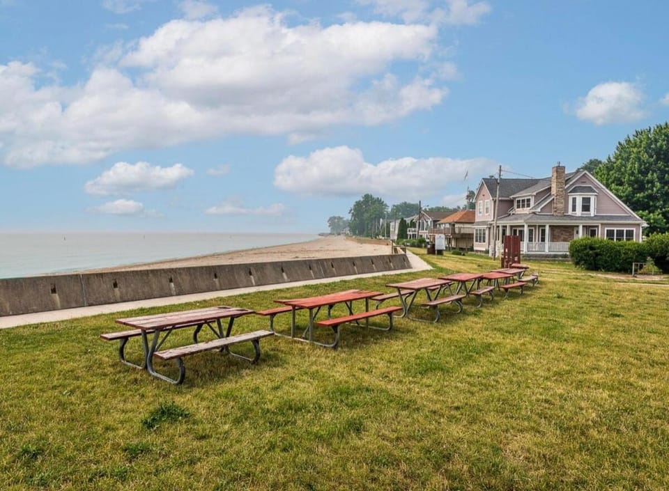 Beach Goers Paradise House in Luna Pier