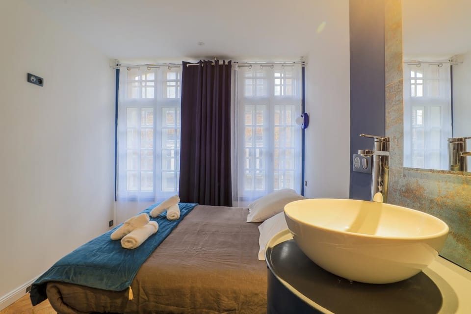 Bed, Photo of the whole room, towels