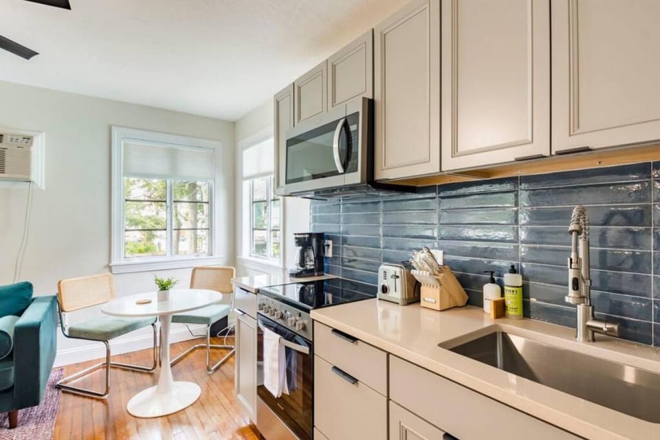 Bright and Breezy 1Bedroom 4blocks from DTSP Apartment in St Petersburg