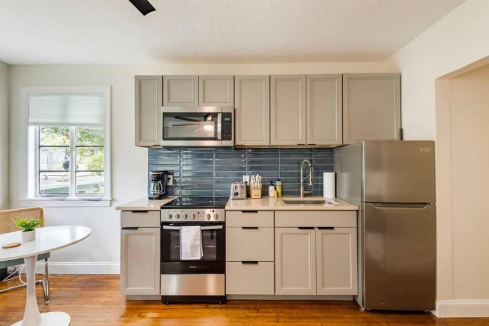 Coffee/tea facilities, Kitchen or kitchenette, oven, stove, toaster