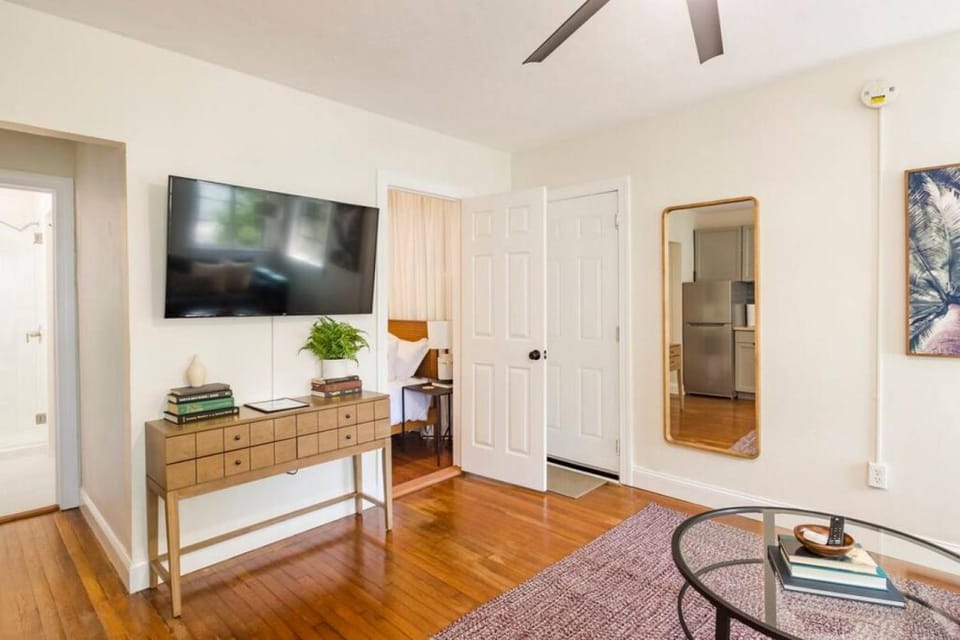 Bright and Breezy 1Bedroom 4blocks from DTSP Apartment in St Petersburg