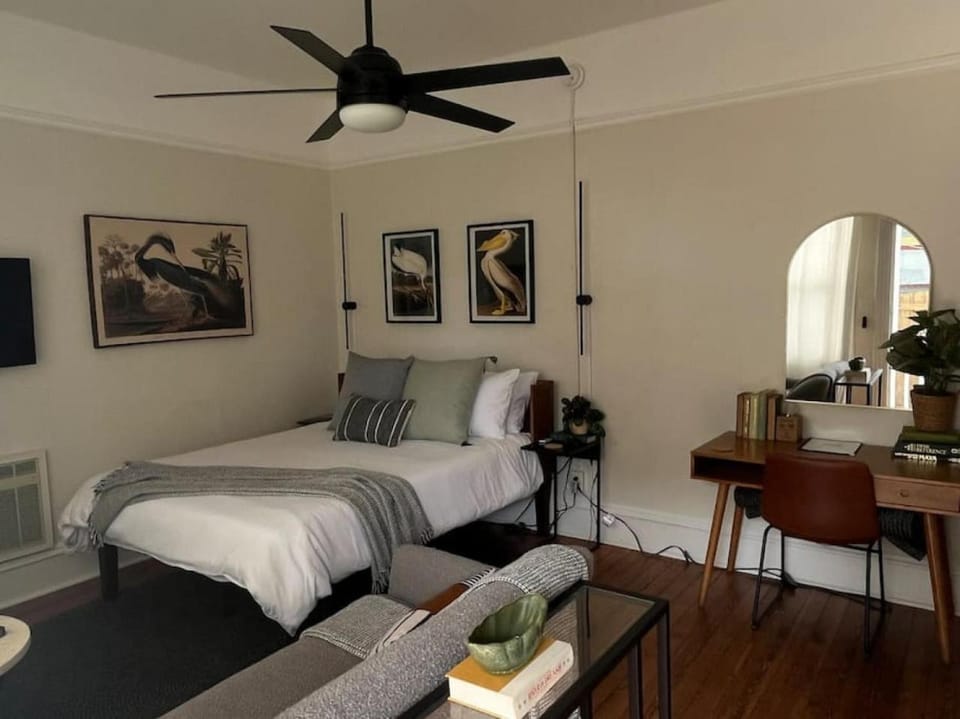 Songbird Studio DT St Pete Walk Everywhere Apartment in St Petersburg