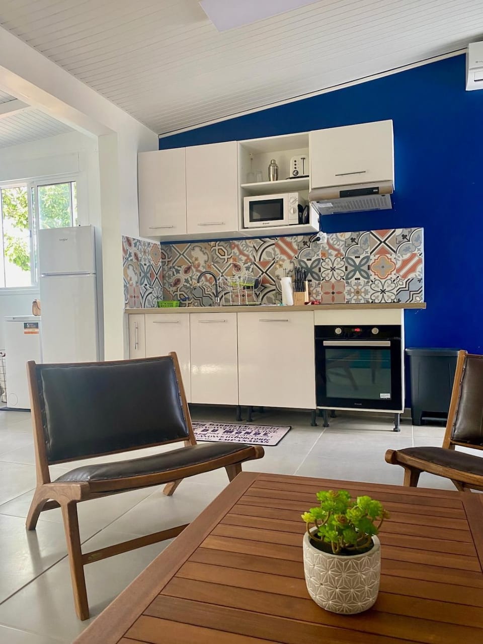 Kitchen or kitchenette, Living room, Dining area, oven, stove