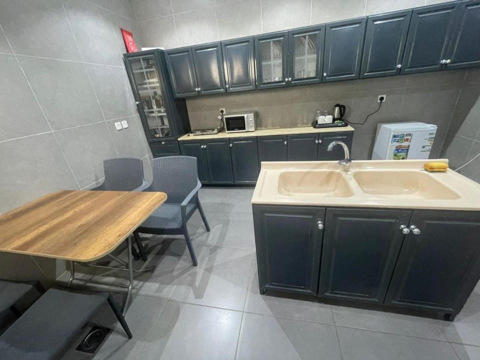 Kitchen or kitchenette, Dining area, oven, stove
