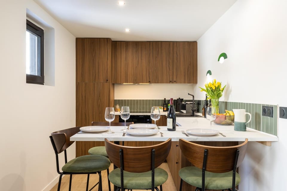 Kitchen or kitchenette, Dining area, stove