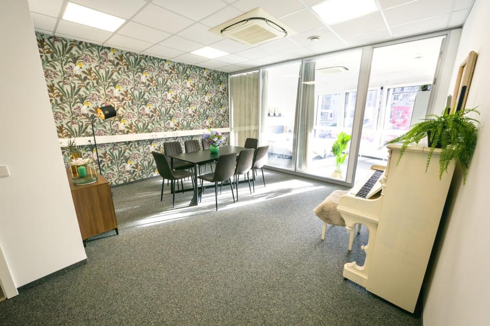 Seating area, Dining area