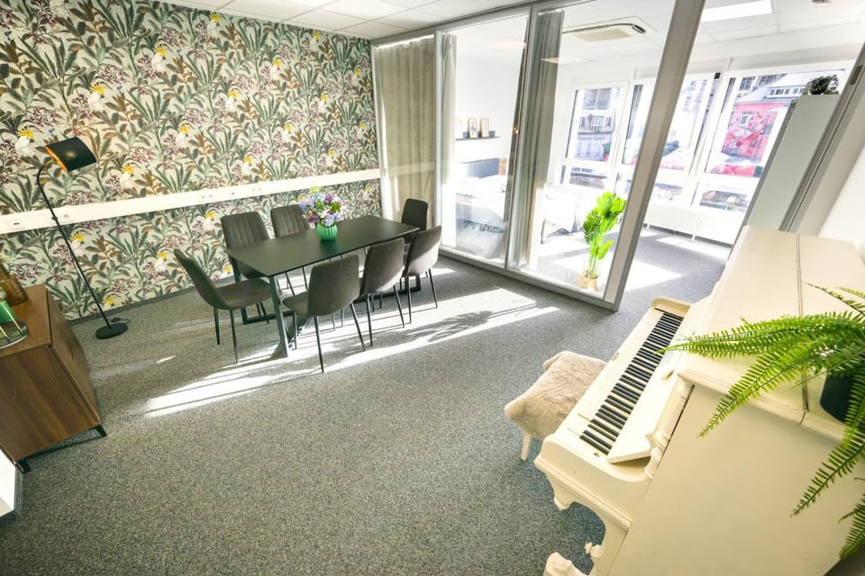 Seating area, Dining area