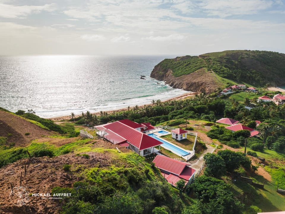 Grande villa avec piscine et jacuzzi, vue mer splendide, proche des plages de Grand Anse et de l'Anse Rodrigue, très calme, sans vis-à-vis Villa in Leeward Islands
