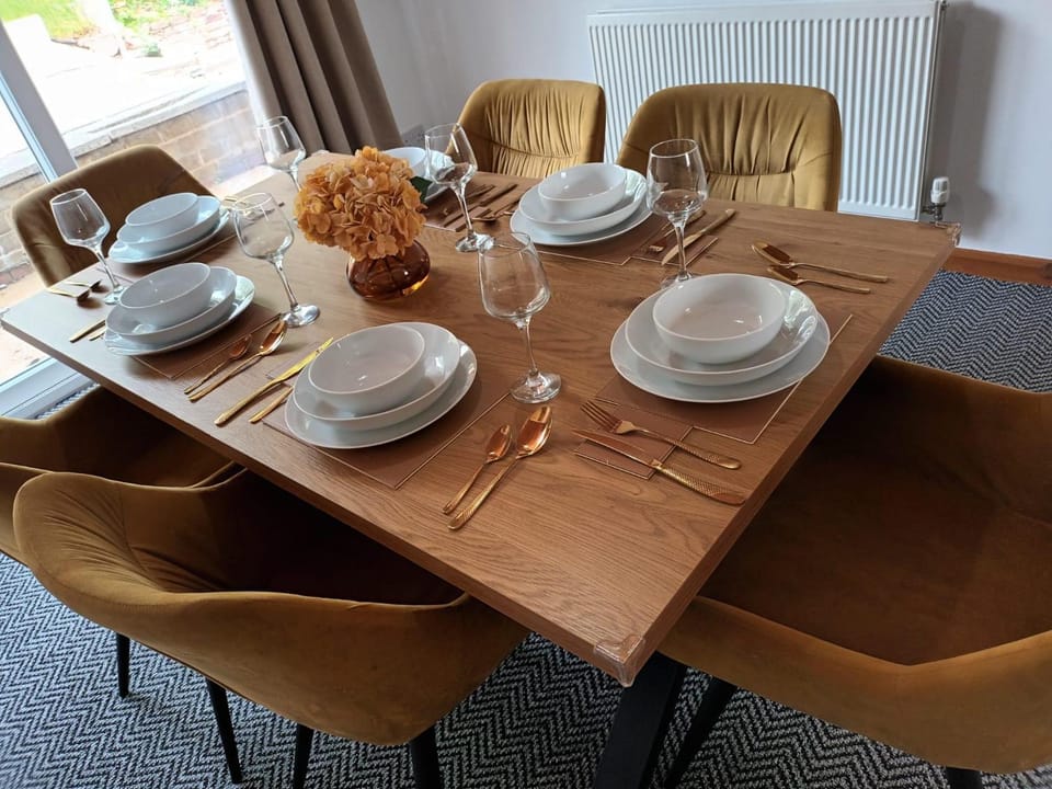 View (from property/room), Food and drinks, Seating area, Dining area, acessibility