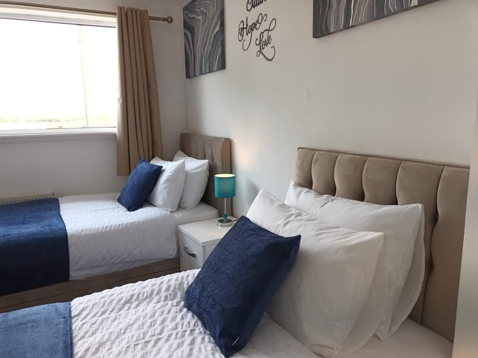 Bed, View (from property/room), Photo of the whole room, Decorative detail, Bedroom