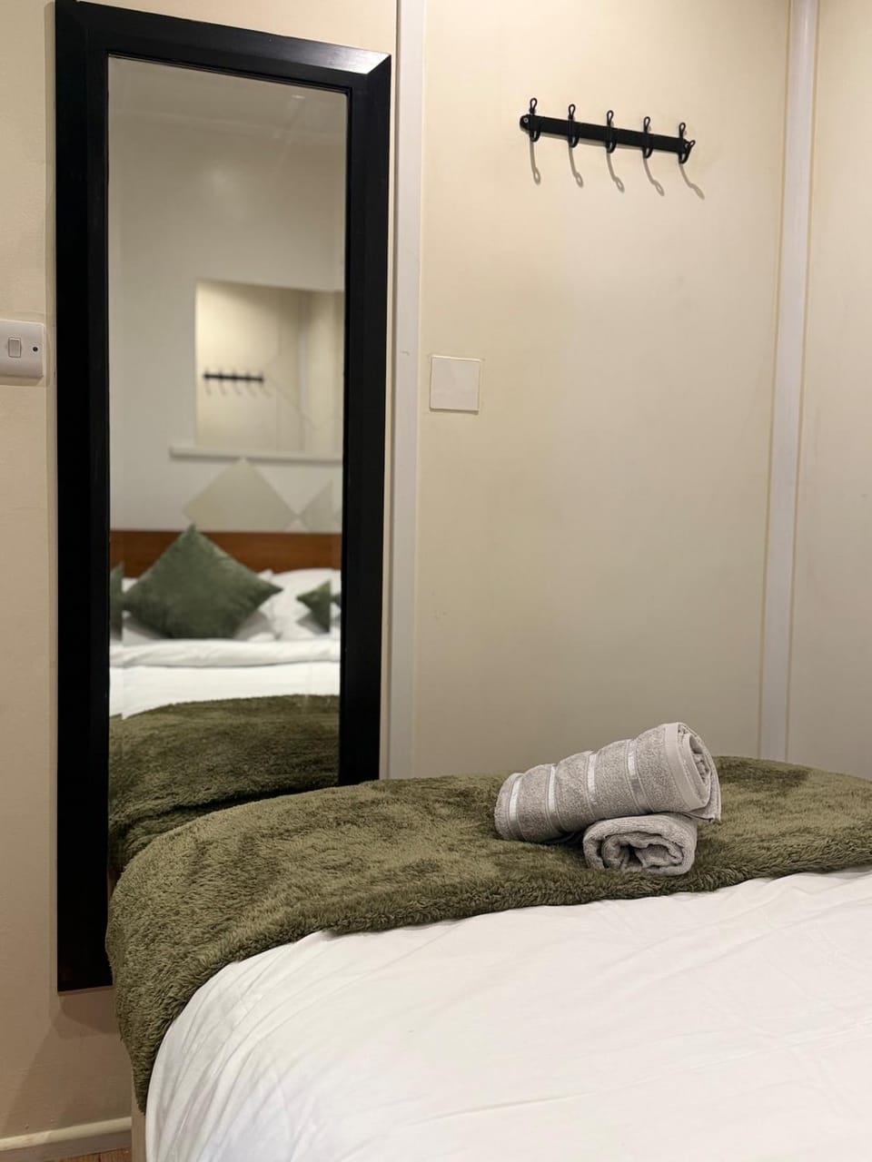 Stylish 1BR Workspace Parking central London Apartment in London Borough of Ealing