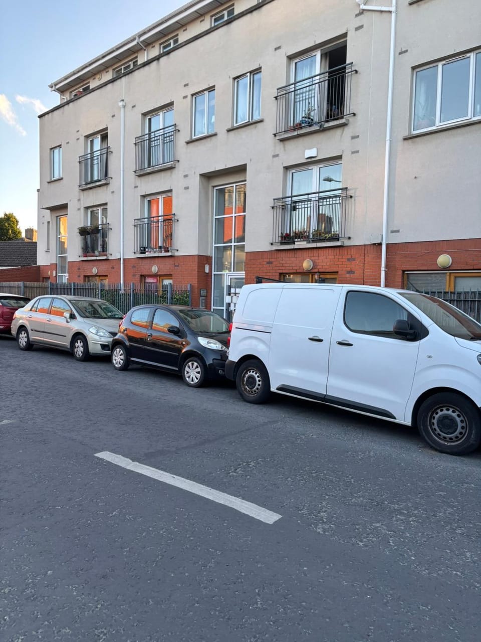Property building, Facade/entrance, Balcony/Terrace, Parking