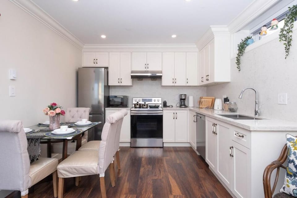 Coffee/tea facilities, Kitchen or kitchenette, Dining area, stove