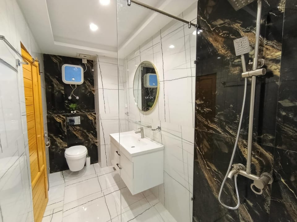 Shower, Toilet, Bathroom, towels