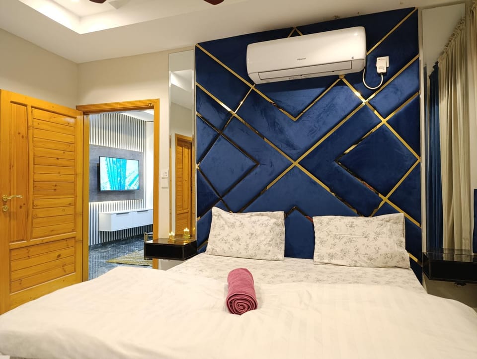 Bed, Photo of the whole room, Bedroom, towels, wardrobe, air conditioner