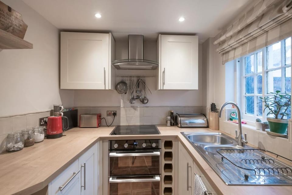 Kitchen or kitchenette, kitchen