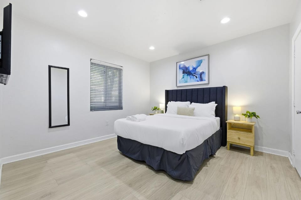 Bed, TV and multimedia, Bedroom
