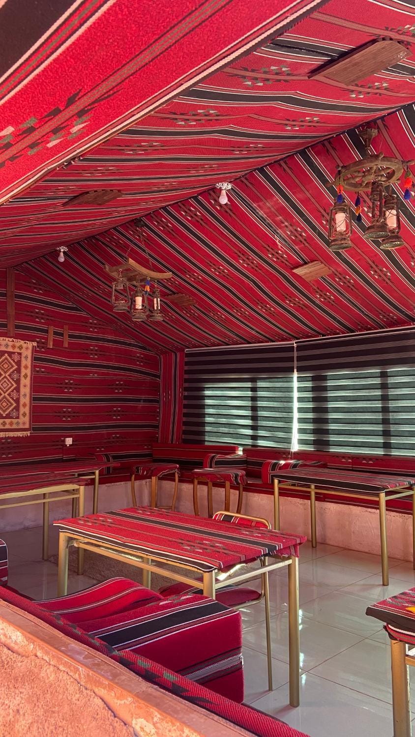 Restaurant/places to eat, Seating area