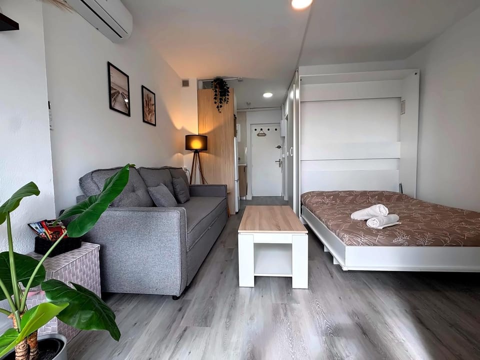 Bed, Living room