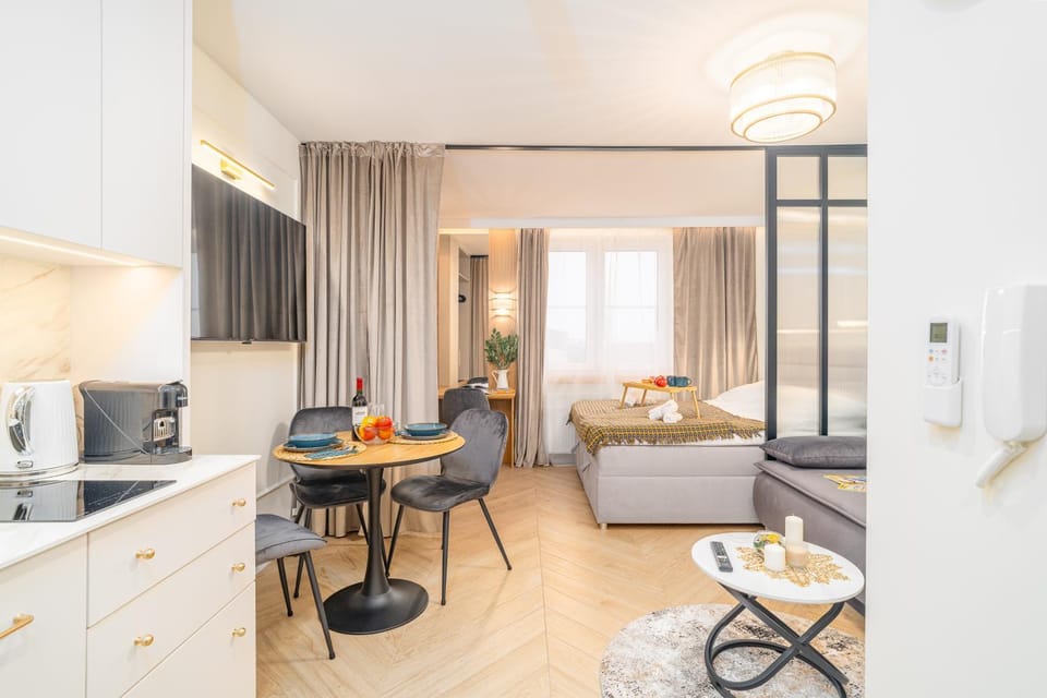 Bed, TV and multimedia, Kitchen or kitchenette, Living room, Photo of the whole room, Seating area, Dining area, Bedroom