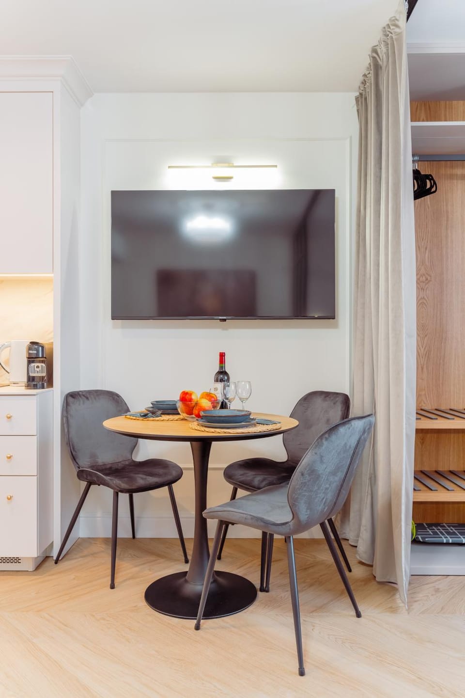 TV and multimedia, Kitchen or kitchenette, Living room, Seating area, Dining area