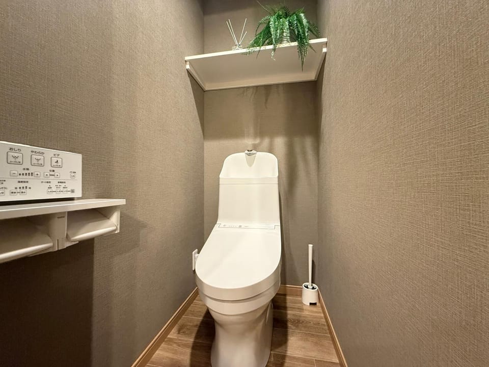 Toilet, bidet